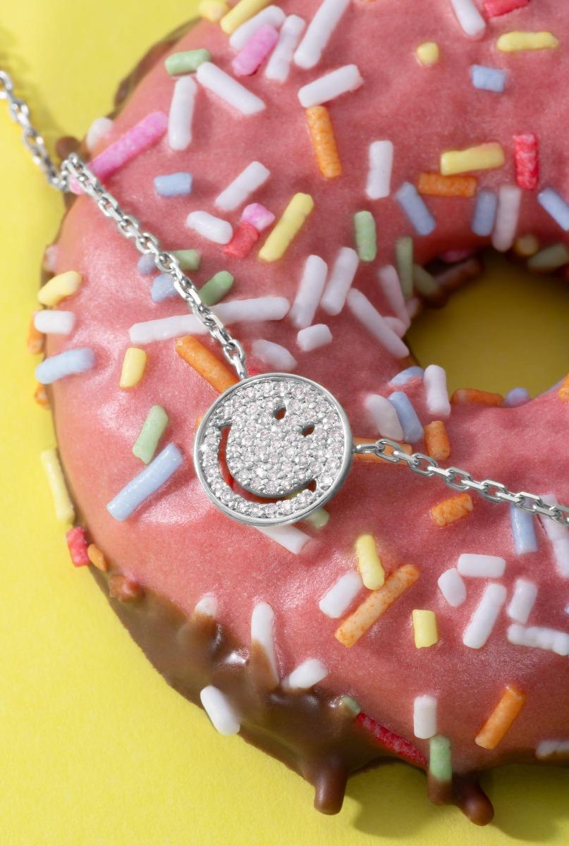 White gold chain bracelet with diamond-paved smiley