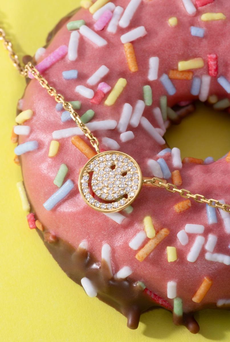 Yellow gold chain bracelet with diamond-paved smiley