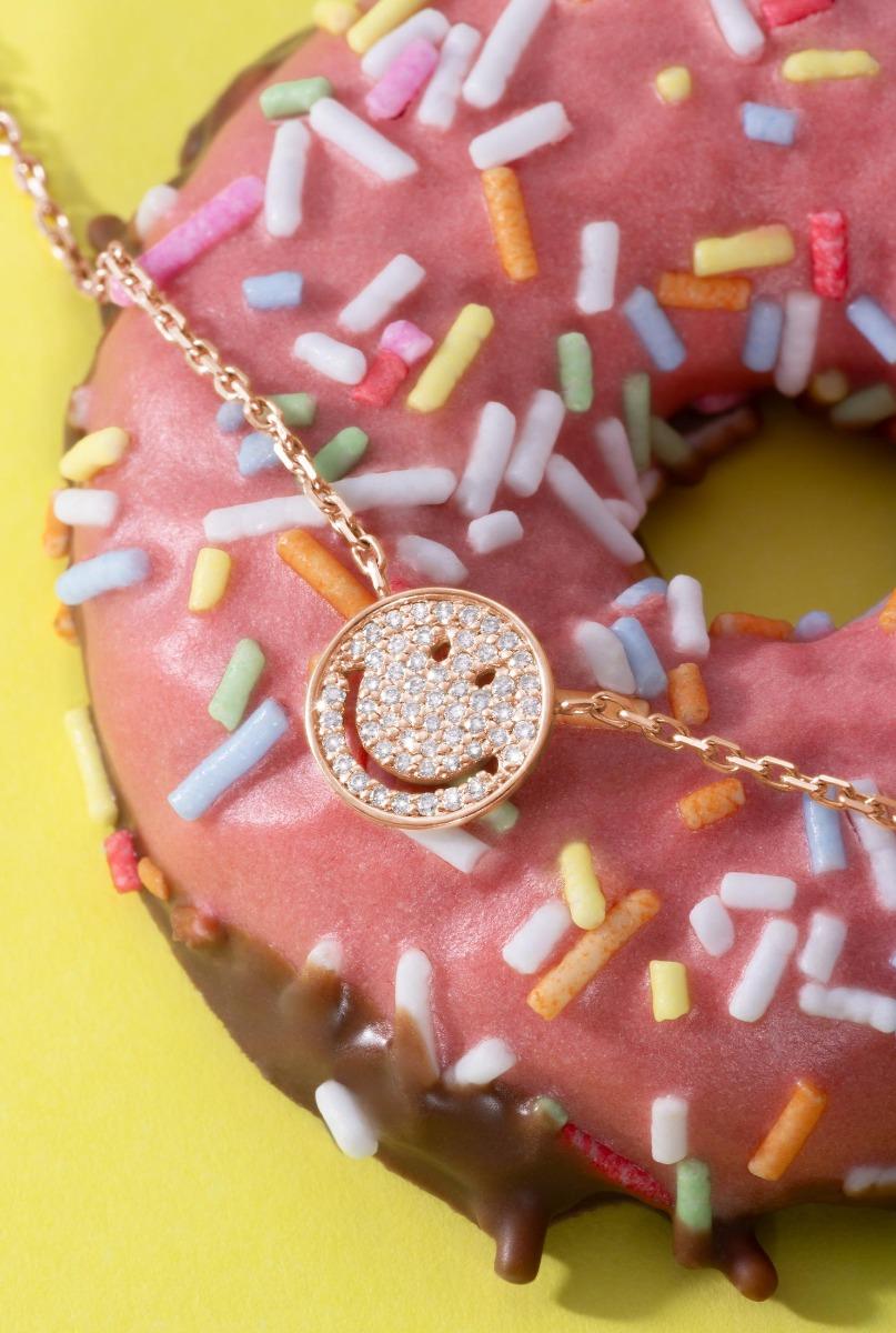 Rose gold chain bracelet with diamond-paved smiley
