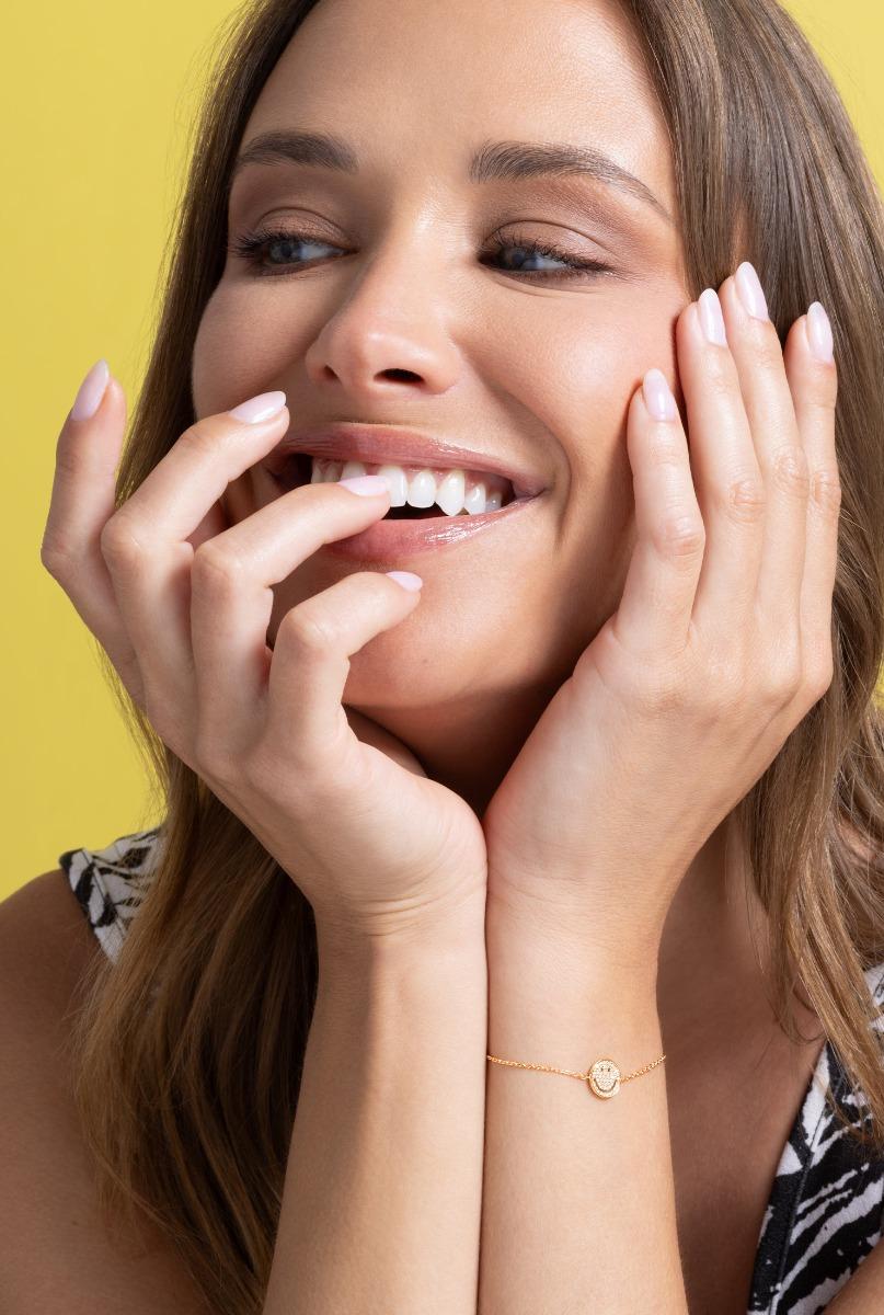 Rose gold chain bracelet with diamond-paved smiley